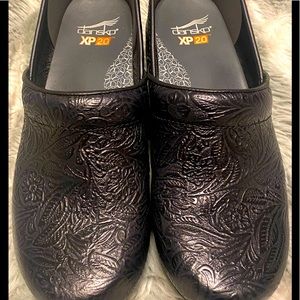 Dansko XP 2.0 Black Floral Clogs